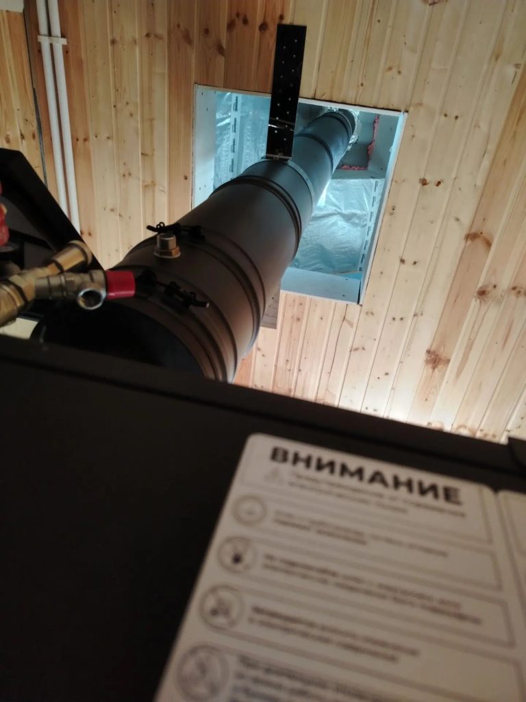 Проход дымохода через потолок котельной.